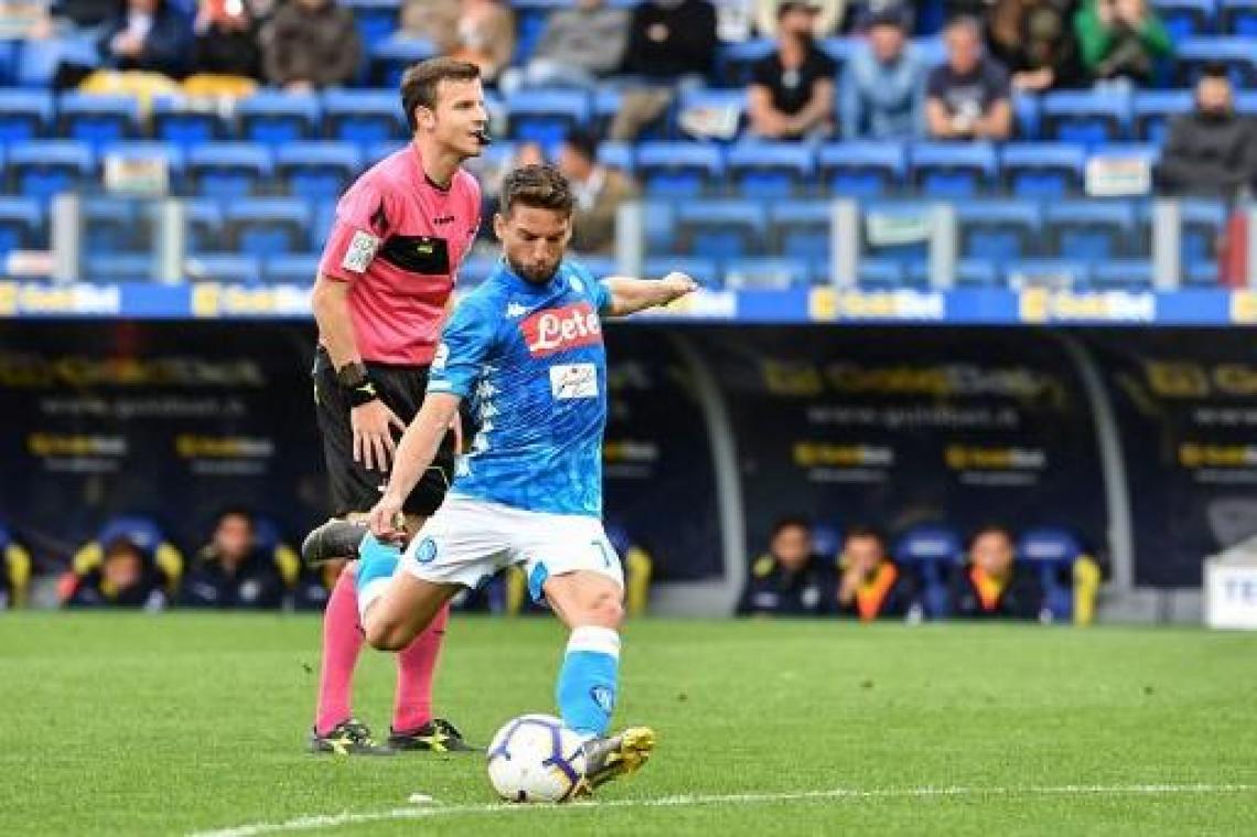Mertens evenaart doelpuntenaantal Maradona en wint met Napoli bij Frosinone