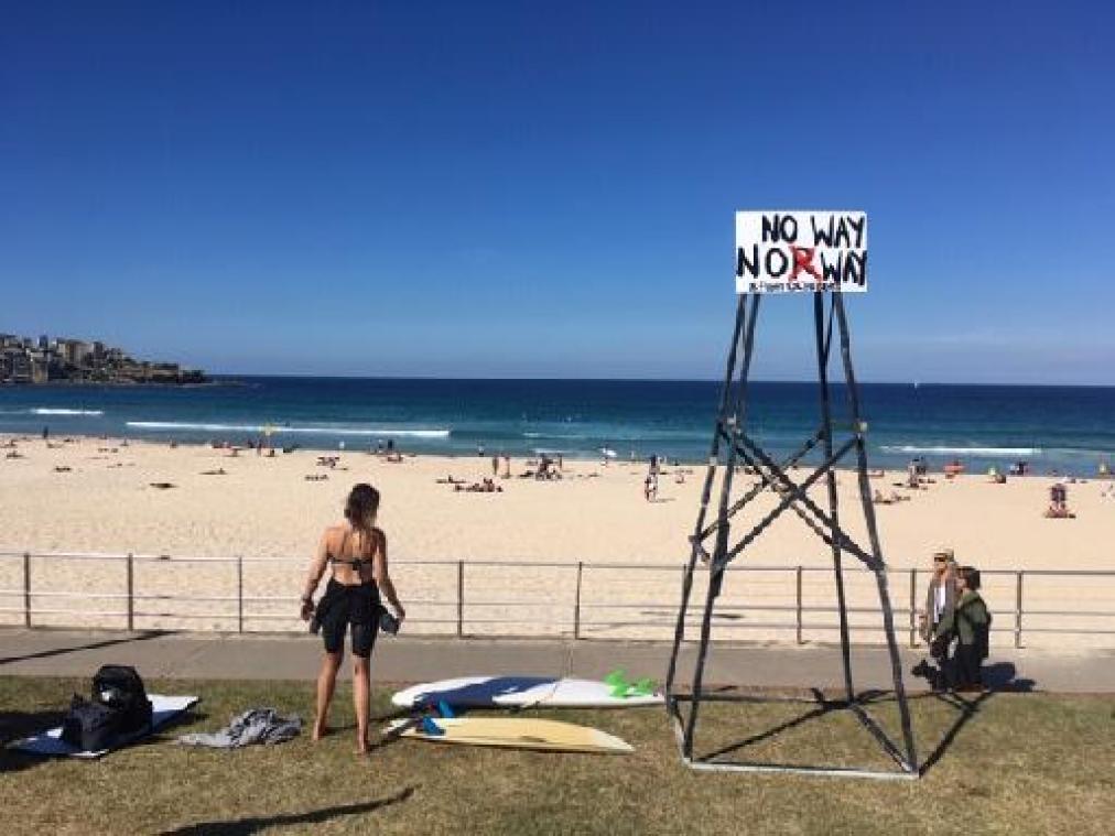 Honderden surfers protesteren op populaire Bondi Beach in Sydney tegen olieboringen