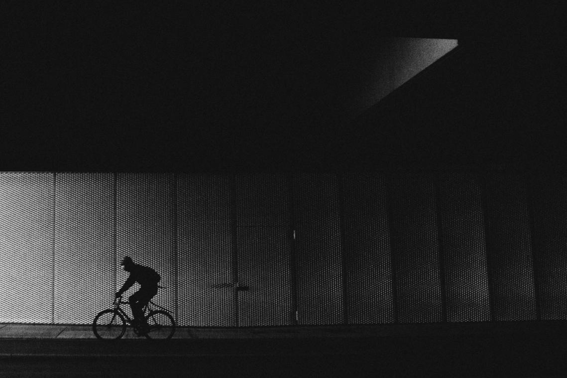 Dronkaard fietst naar huis langs de autosnelweg