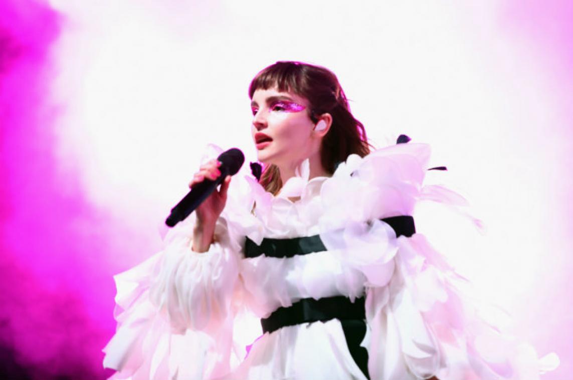 Chris Brown in de clinch met Chvrches: "Ik hoop dat ze voor een rijdende bus lopen"