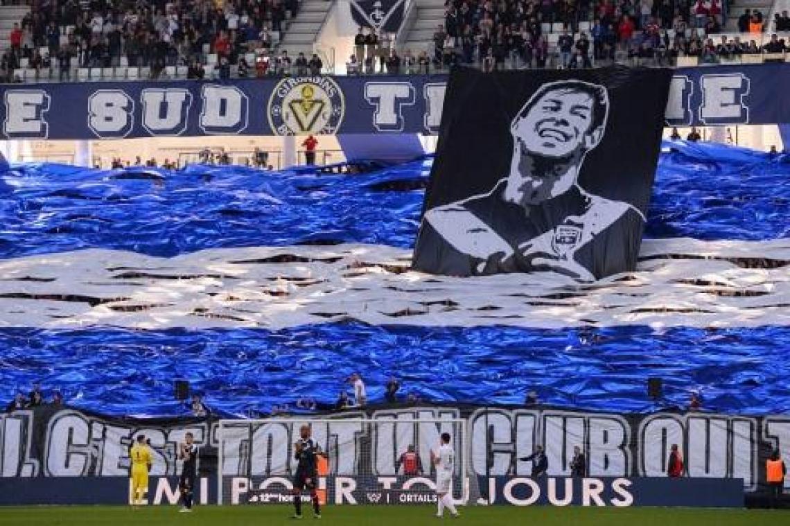 Koppel gearresteerd voor verspreiden van foto's van overleden voetballer Sala op het net