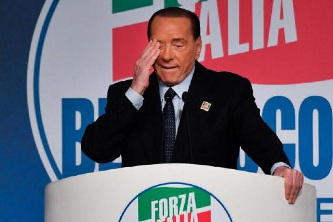 Berlusconi met nierkolieken naar het ziekenhuis