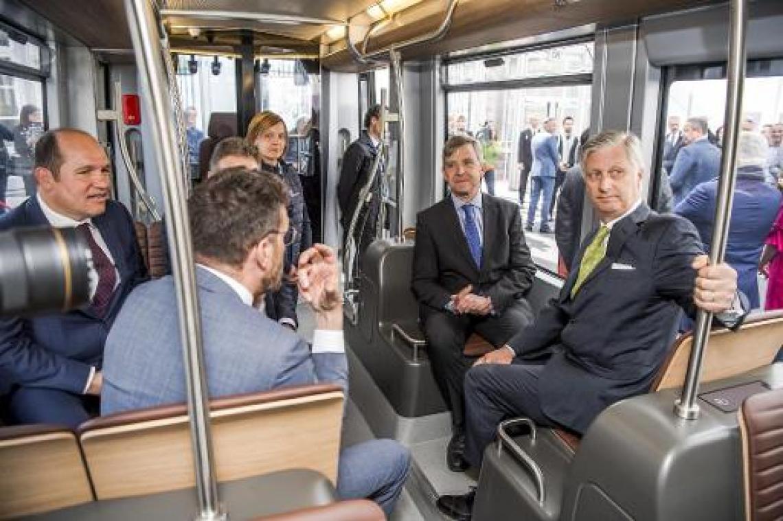Koning Filip ontdekt als eerste de nieuwe generatie Brusselse trams