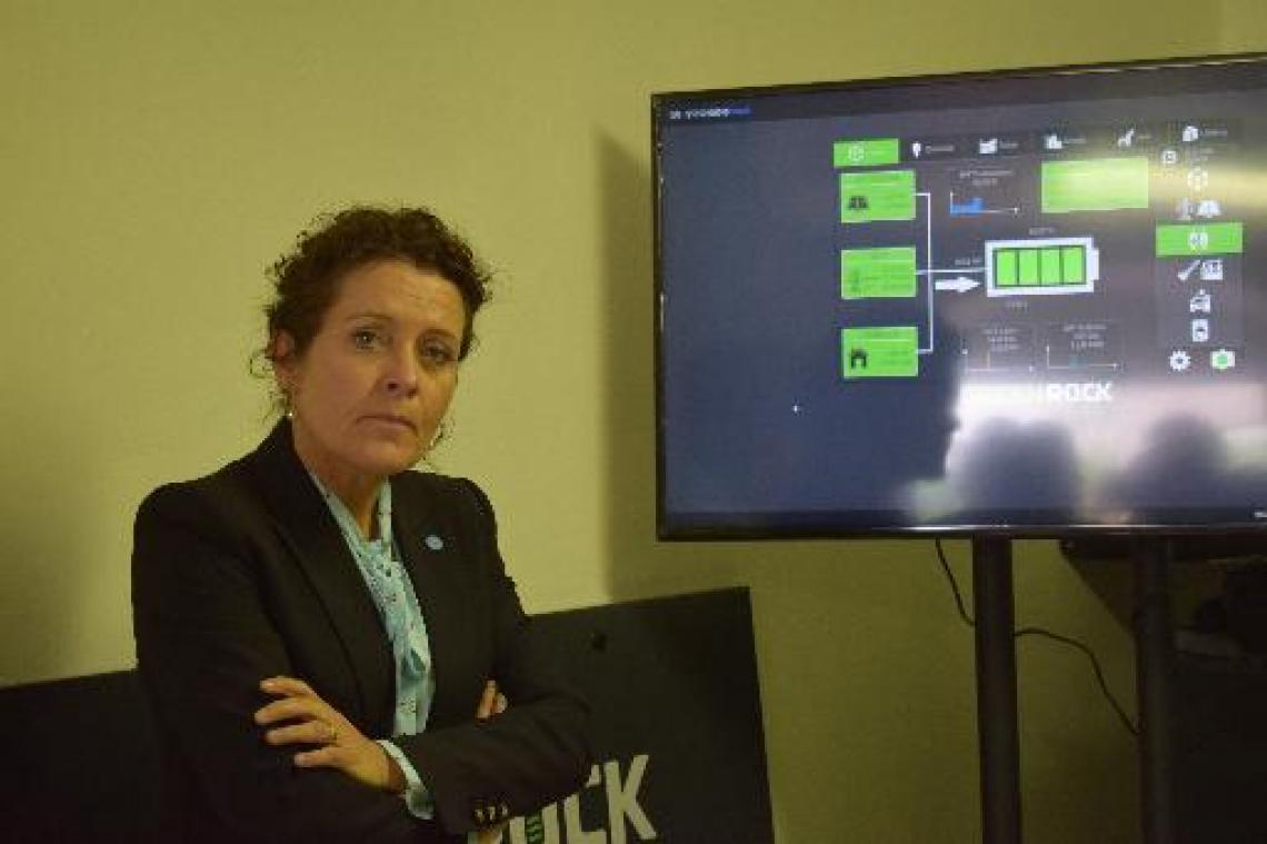 Vlaams minister Lydia Peeters activeert batterijsysteem op woonzorgcampus