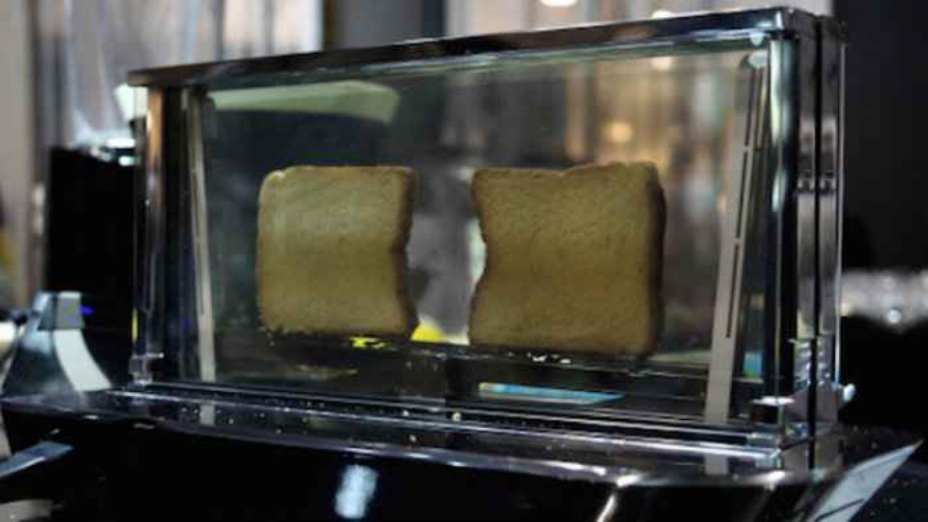 Glazen toaster maakt toast, bakt vlees en kookt garnalen