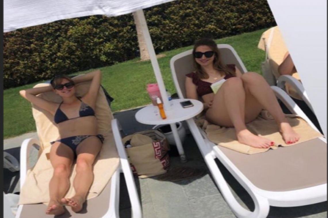 'Familie'-actrices samen op vakantie: "Bruin worden is ten strengste verboden"
