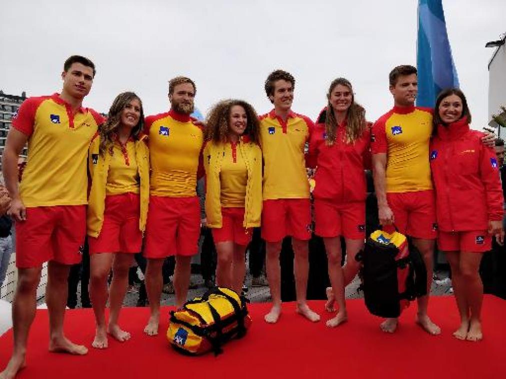 Kustredders krijgen nieuw rood-geel uniform