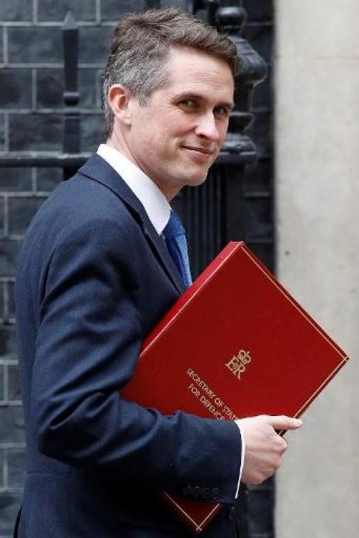 Britse premier May ontslaat defensieminister na lek rond Huawei