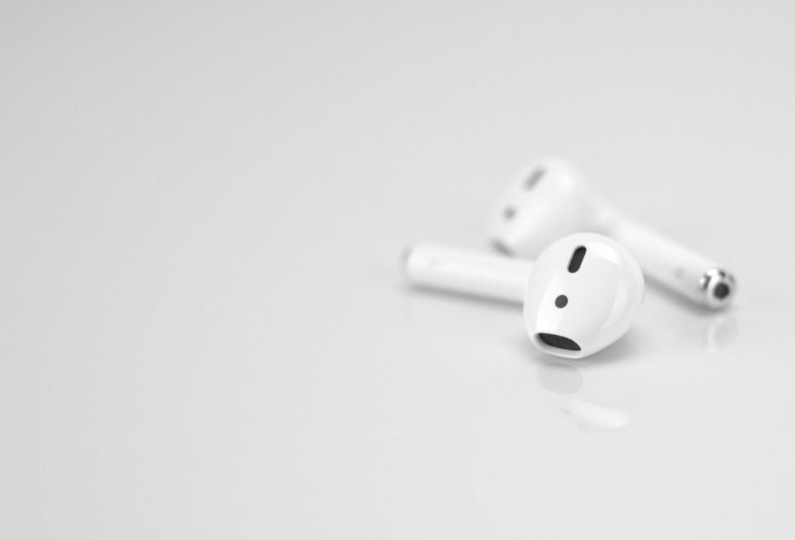 Man eet AirPod op en gaat die in wc-pot zoeken