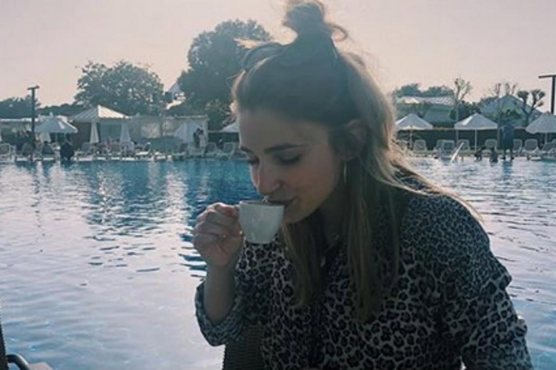 Familie'-actrice verklapt geheim achter sensuele bikinifoto: "Mijn rug brak bijna in twee"