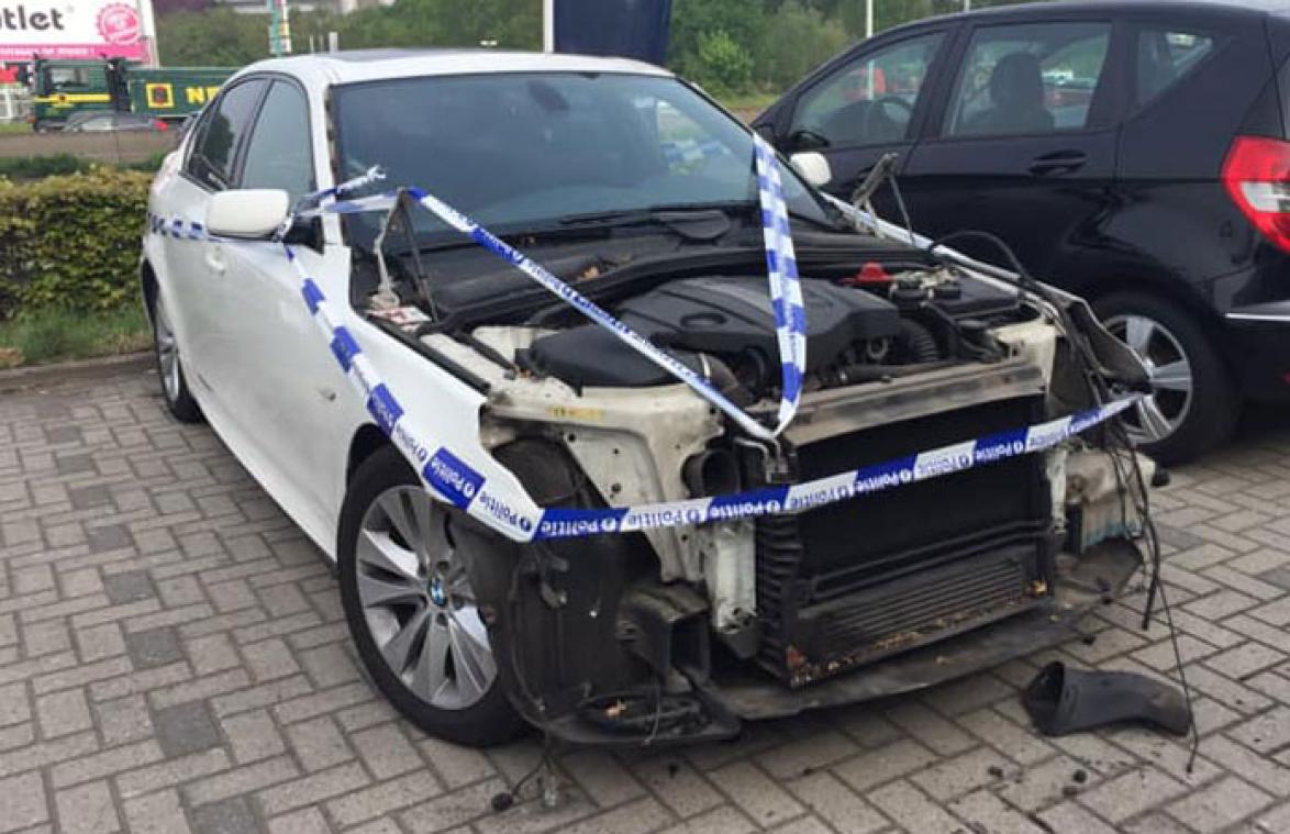 Auto grotendeels geplunderd op parking BMW-garage Aartselaar