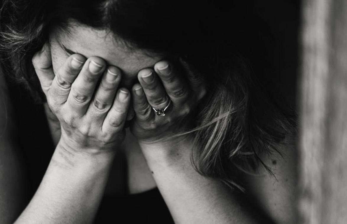 Moeder laat dochters verkrachten door pedofiel in ruil voor huwelijksaanzoek