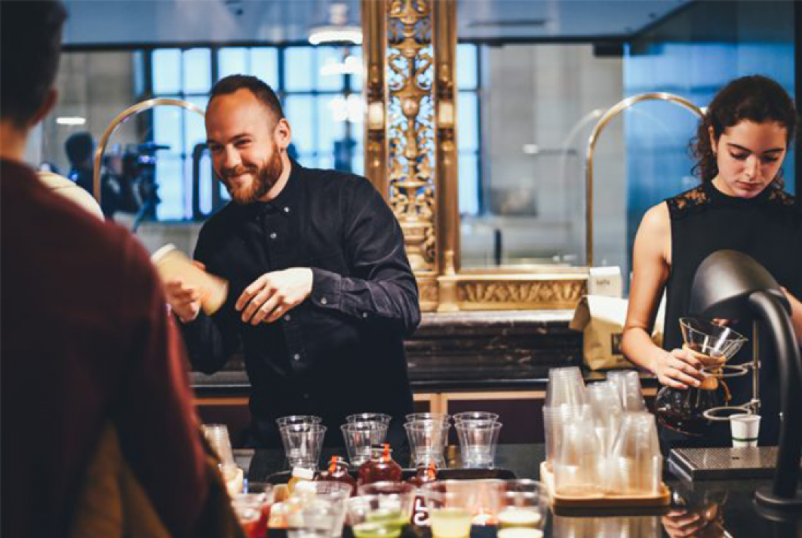 Geforceerd lachen op de werkvloer doet je meer drinken