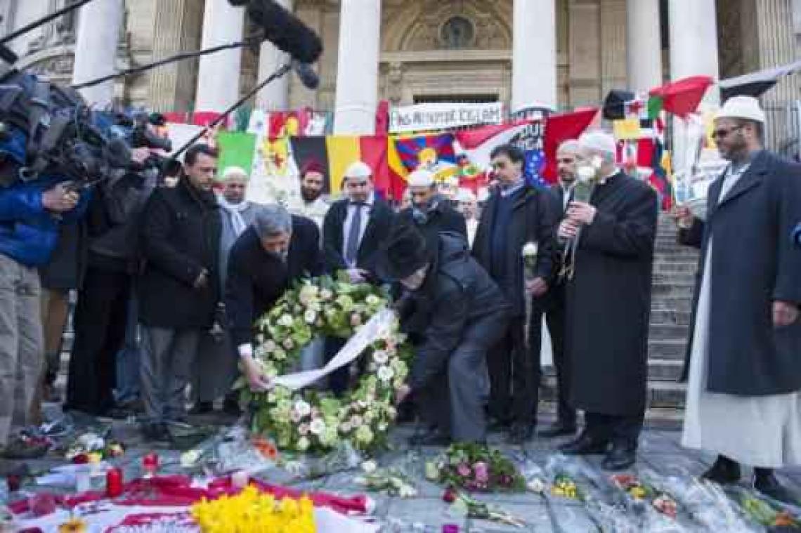 Imams en rabbijnen leggen bloemenkrans neer aan Brusselse Beursplein