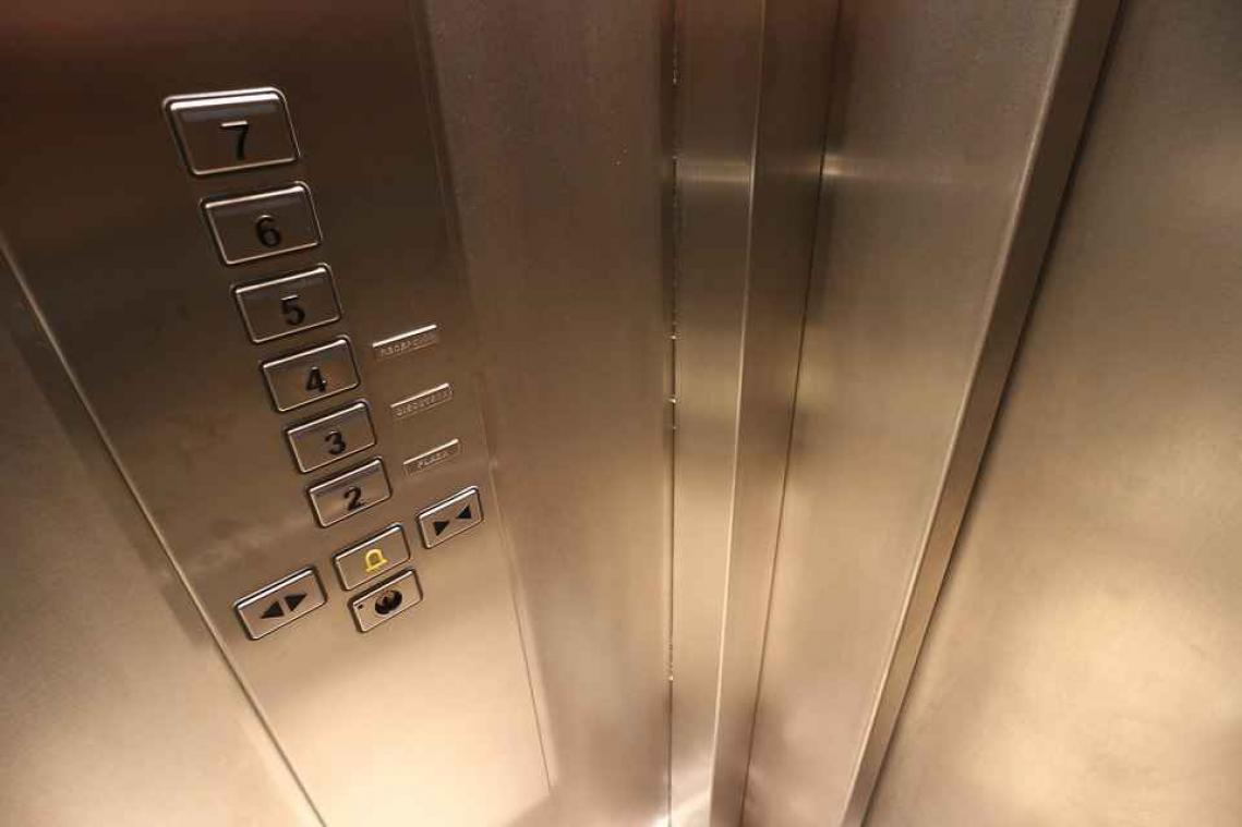Vrouw stapt in lift en valt vier meter naar beneden
