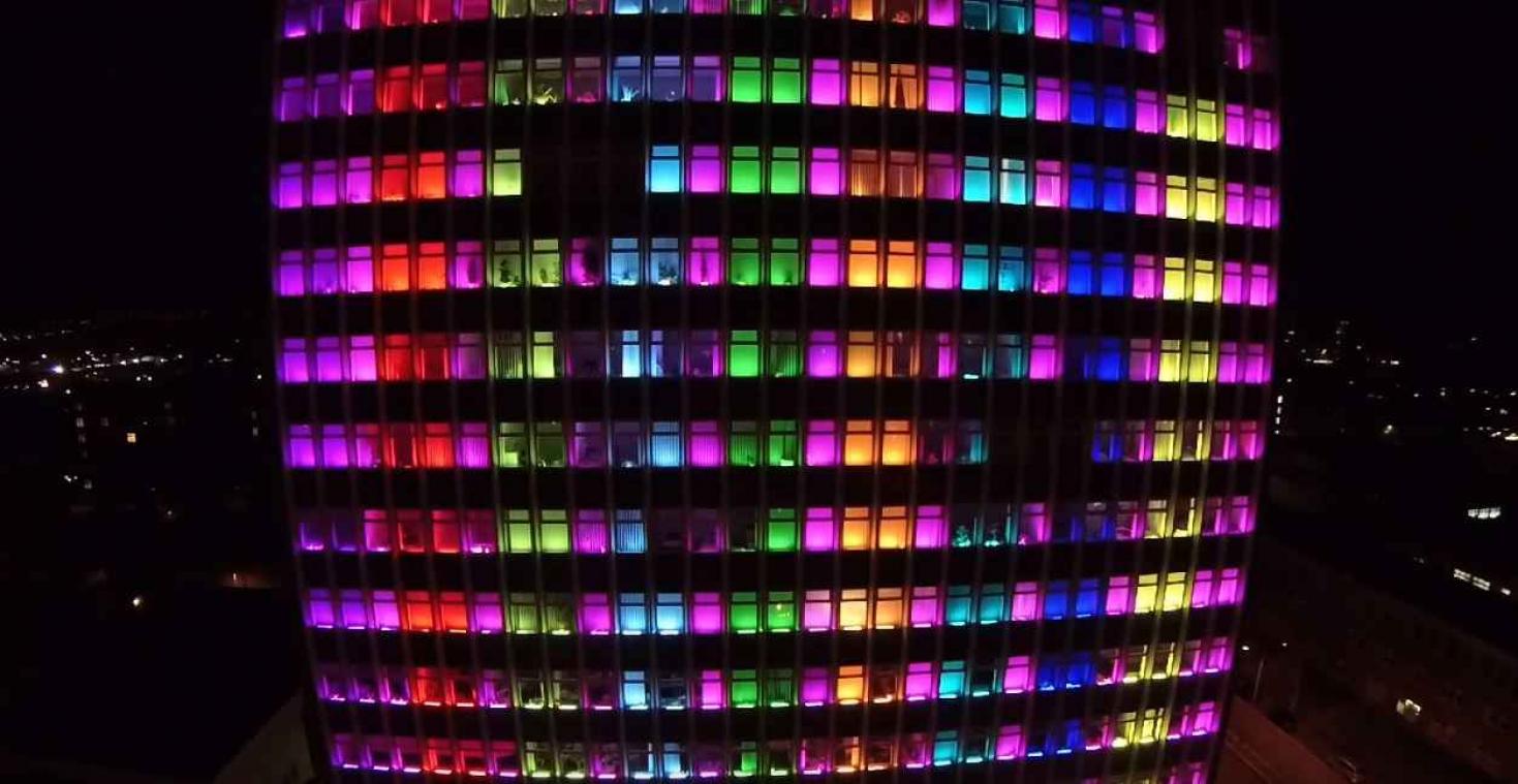 Studenten spelen XXL-versie van Tetris op universiteitsgebouw