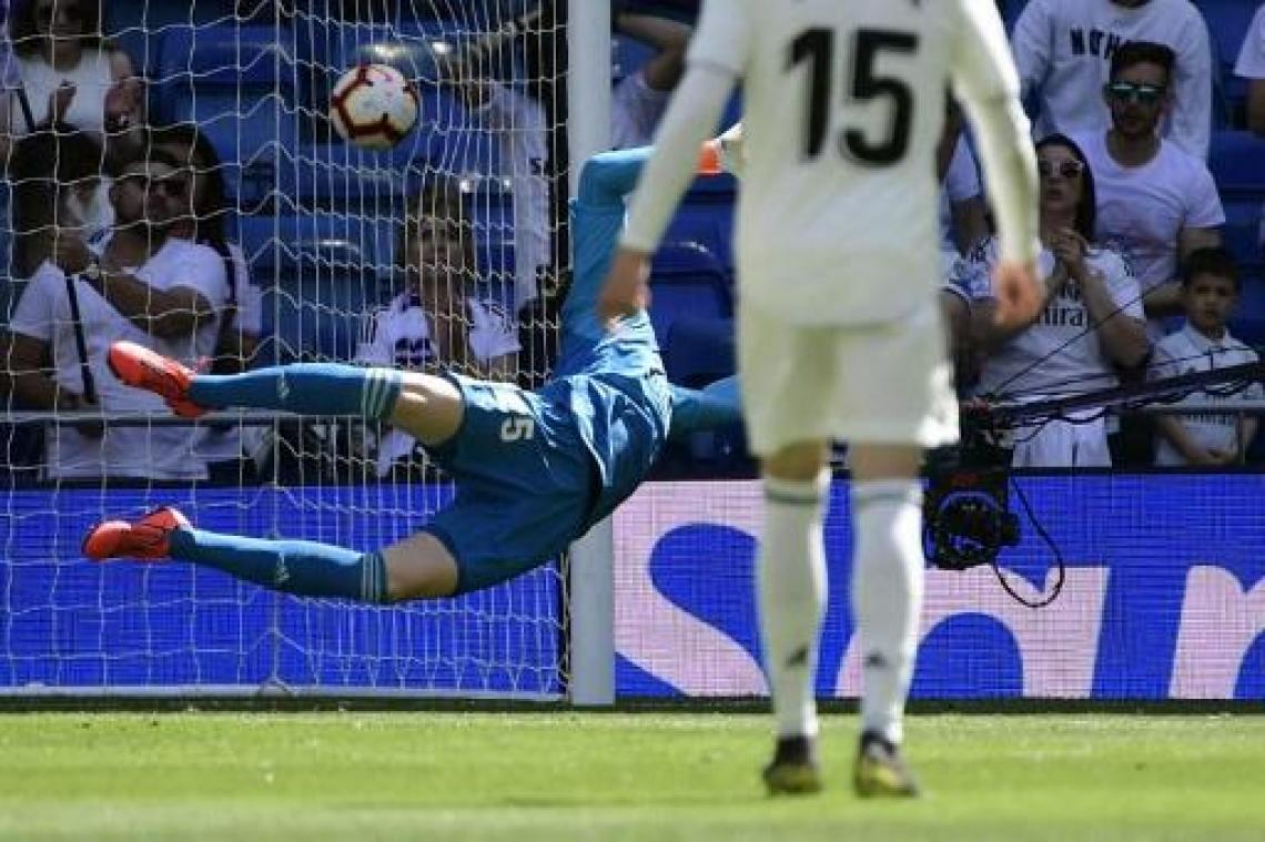 Belgen in het buitenland - Thibaut Courtois moet zich twee keer omdraaien tegen Villarreal, maar wint wel