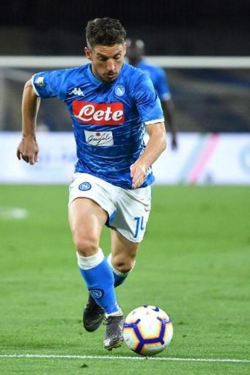 Belgen in het buitenland - Mertens helpt Napoli met historisch kopbaldoelpunt aan zege tegen Cagliari