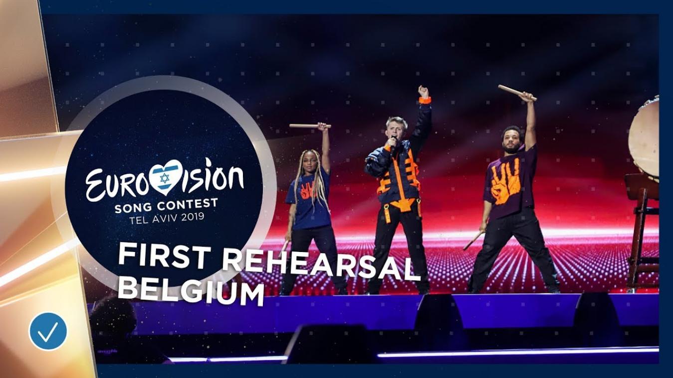 VIDEO. Outfit Belgische inzending Eurosong valt niet in de smaak: "Het lijkt wel een reddingsvest"
