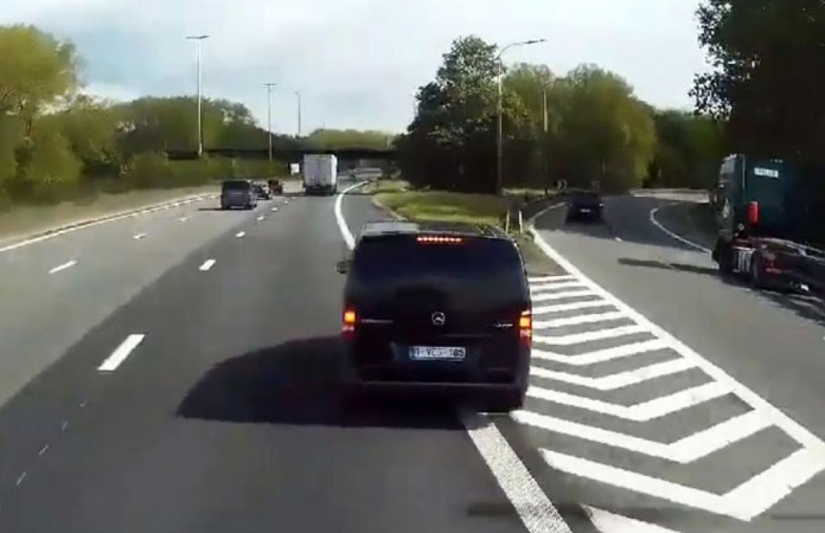 VIDEO. Belg probeert afrit op E19 nog te halen, maar brengt iedereen in gevaar