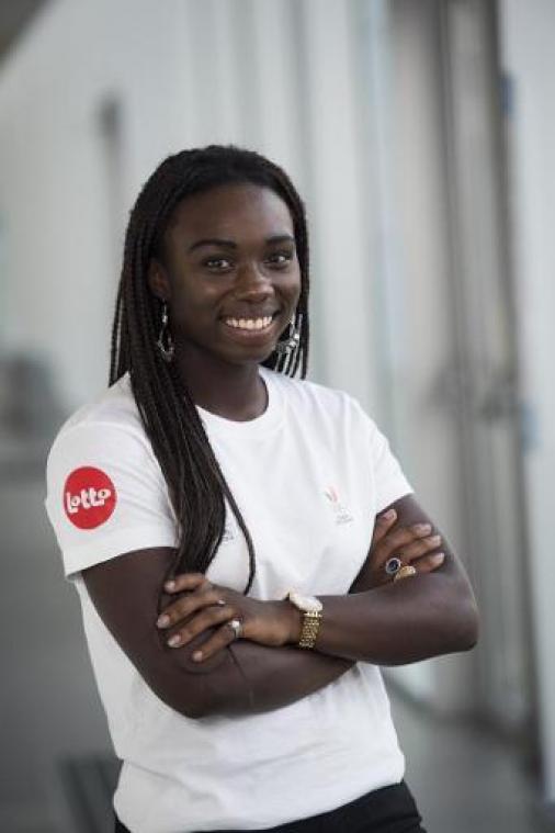 Ebbenhouten Schoen - Mariam Oulare wordt in de bloemetjes gezet