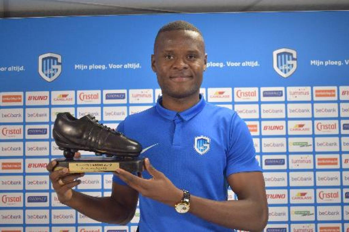 Genk-spits Ally Samatta neemt Ebbenhouten Schoen in ontvangst