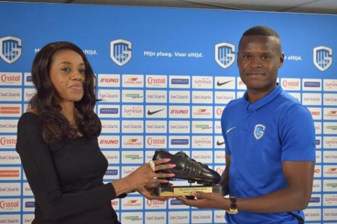Genk-spits Ally Samatta neemt Ebbenhouten Schoen in ontvangst