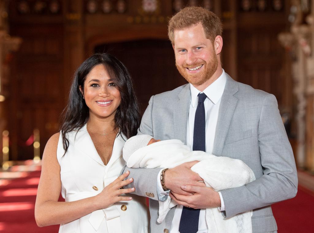 Meghan en Harry tonen kleine prins aan de wereld