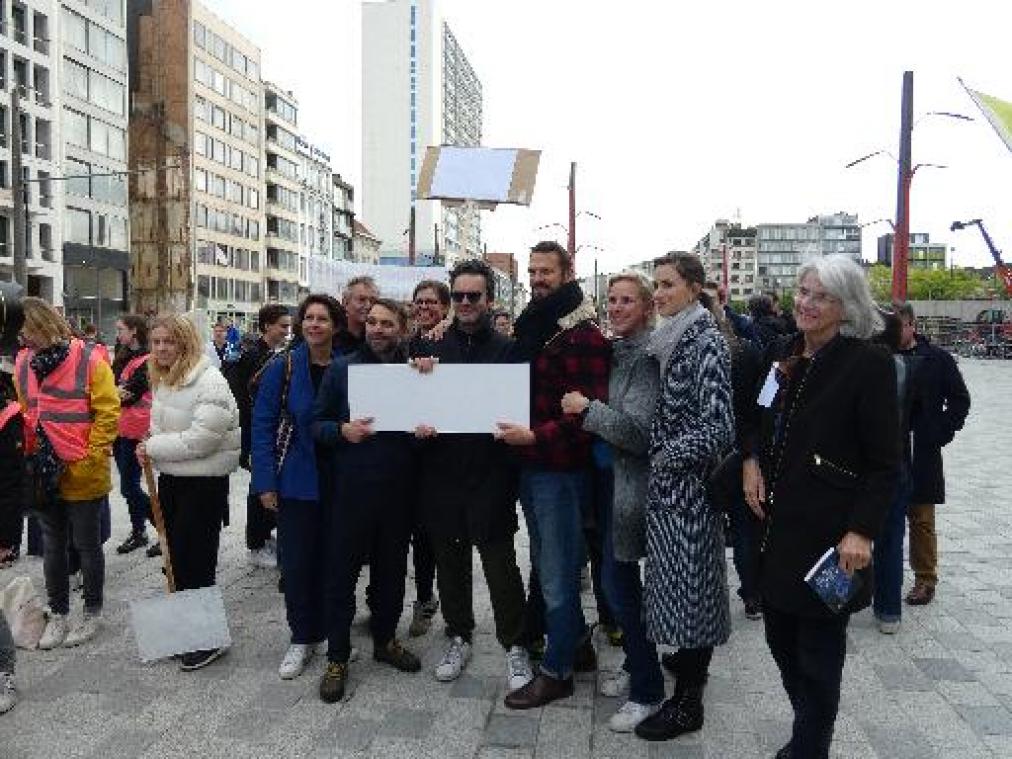 Antwerpse jongeren krijgen steun van BV's tijdens "klimaatmars zonder woorden"