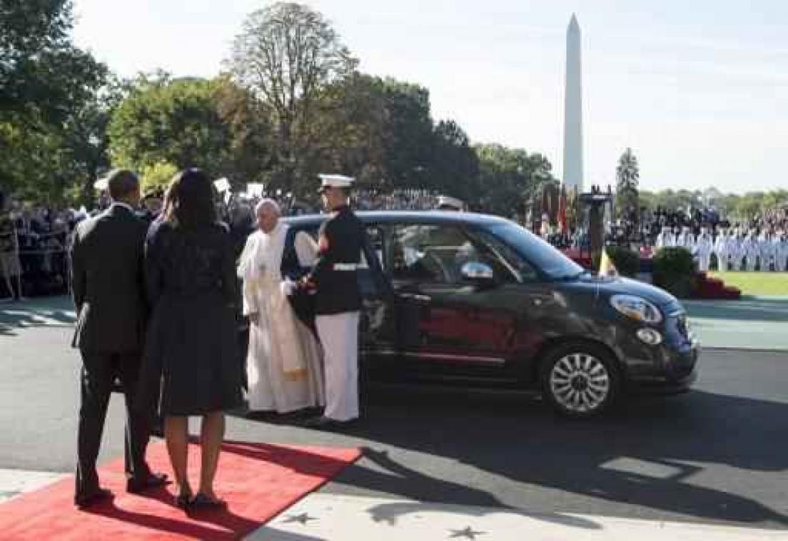 Fiat 500 van de paus voor 300.000 dollar geveild