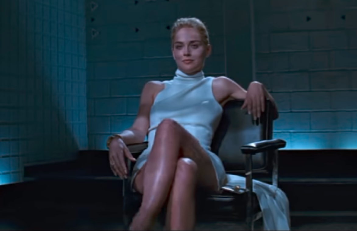 Sharon Stone herhaalt sexy move uit 'Basic Instinct'