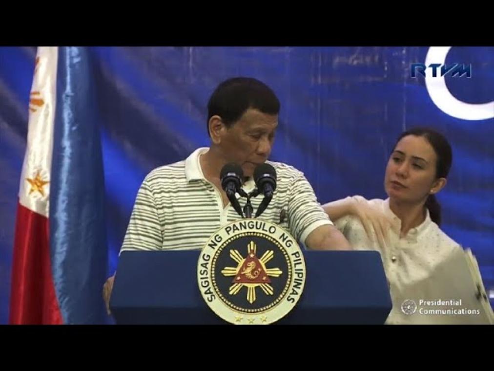 VIDEO. Kakkerlak kruipt over Filipijnse president Duterte tijdens speech