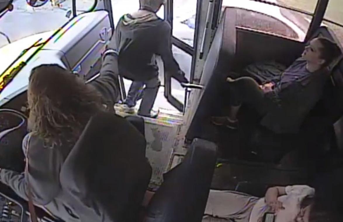 VIDEO. Buschauffeur redt leven van onoplettende leerling