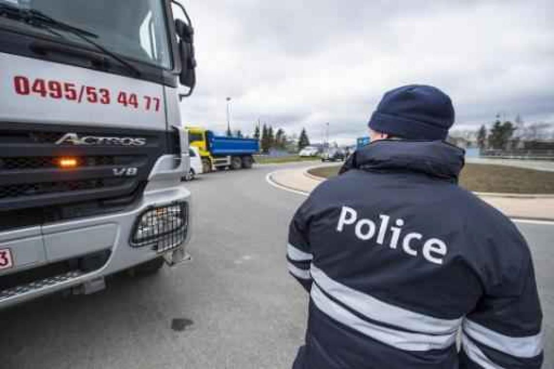 Dertigtal vrachtwagens blokkeert N97 ter hoogte van Onhaye