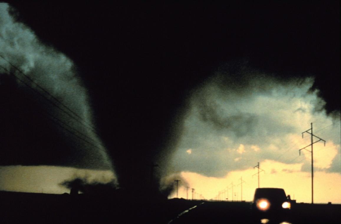 Bizar: Amerikaanse politie roept op om niet te schieten naar tornado's