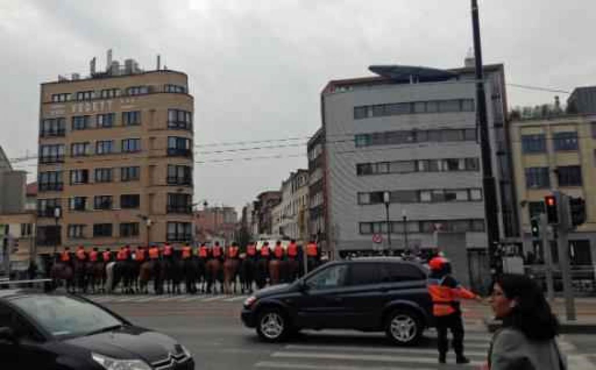 Aanslagen - Grimmige sfeer in Molenbeek : kalmte lijkt voorlopig teruggekeerd