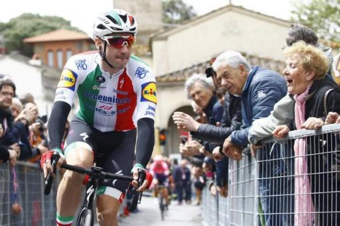 Italiaan Viviani wint derde rit na massasprint, Roglic blijft leider