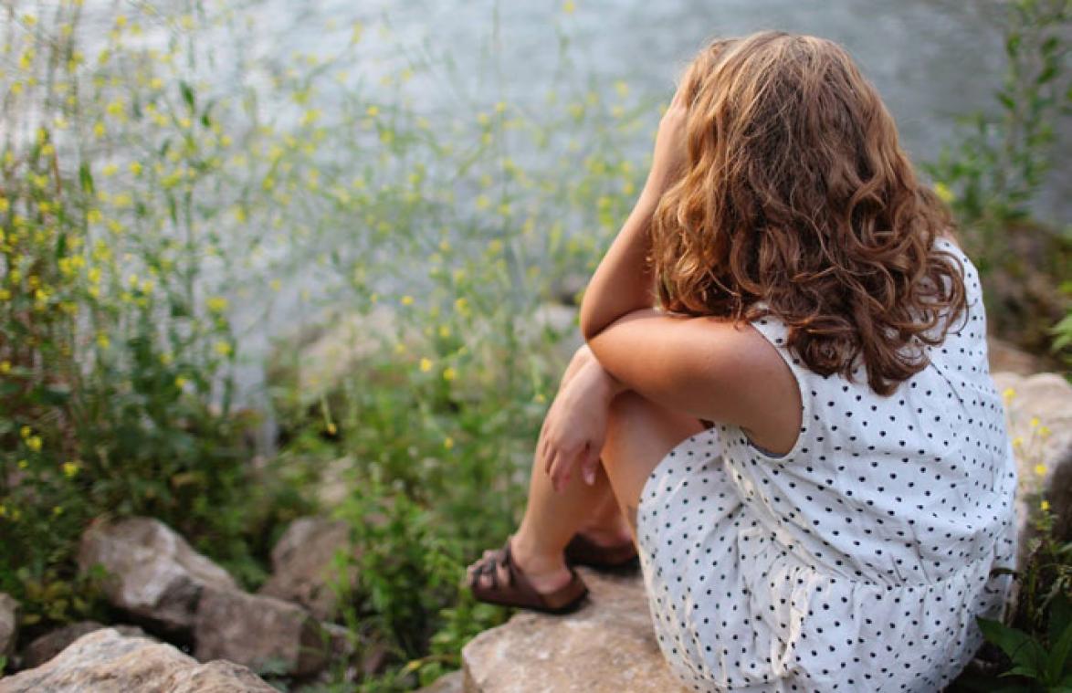 Vrouw verlaat echtgenoot nadat hij met haar moeder in bed duikt