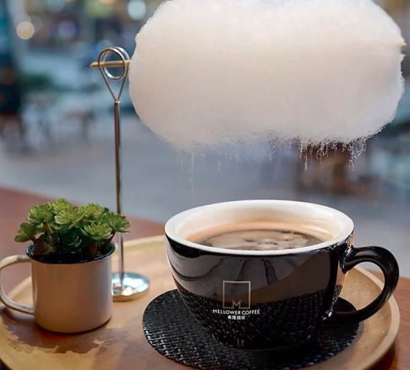 Bizar. In dit café hangt er een suikerspin boven je koffie