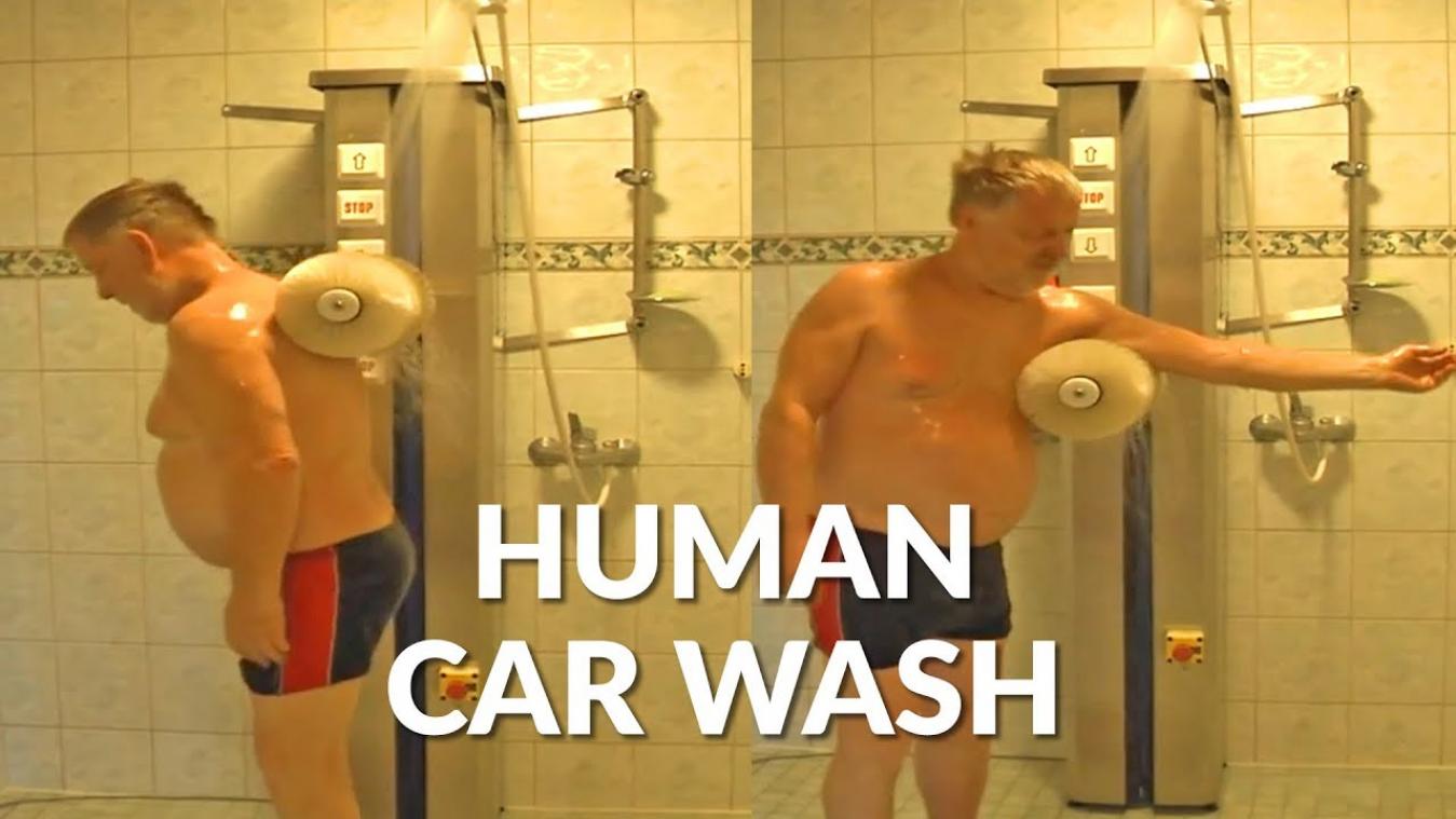 VIDEO. Met deze 'carwash-douche' was je je zonder een vinger uit te steken