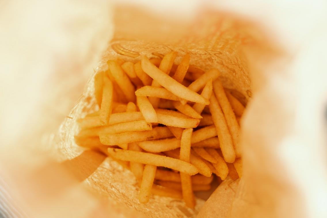 Man opent frituur Basic Frit net naast Basic Fit