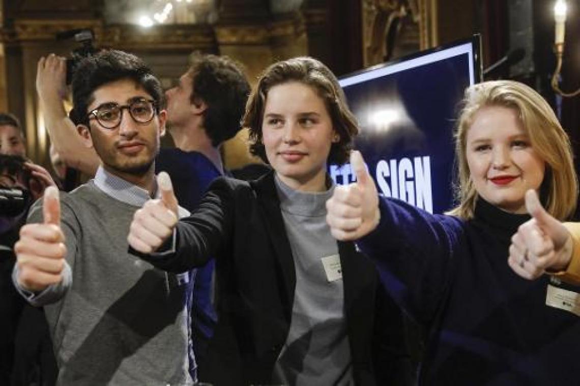 Ruim 267.000 handtekeningen van 'Sign for my Future' overhandigd aan politici