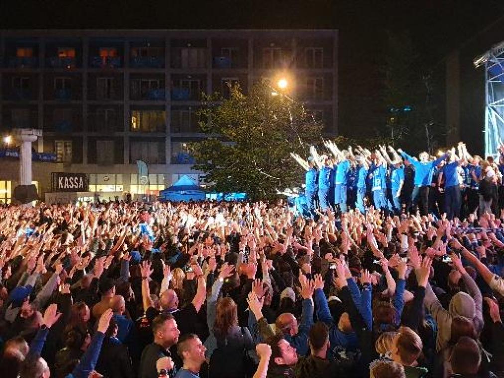 Jupiler Pro League - Spelers en staf bouwen met duizenden supporters stevig feestje op Stadsplein