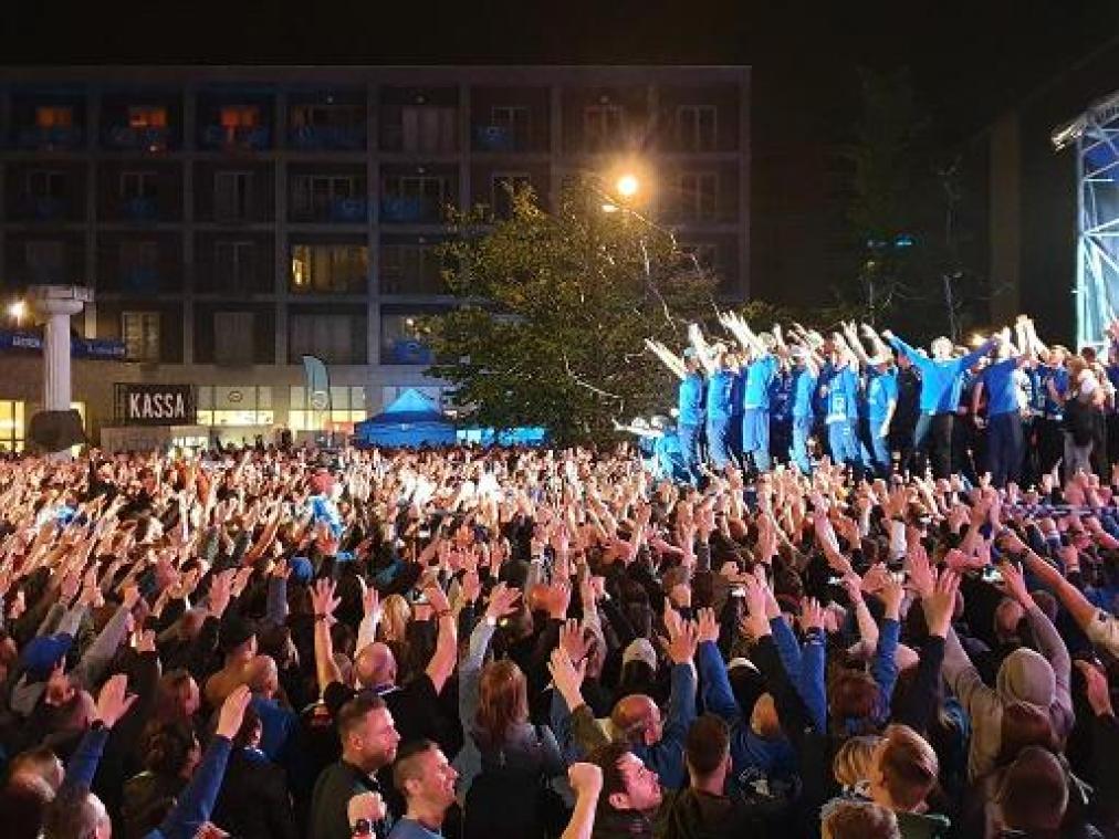 Jupiler Pro League - Duizenden supporters zetten titelfeest in op Stadsplein in Genk