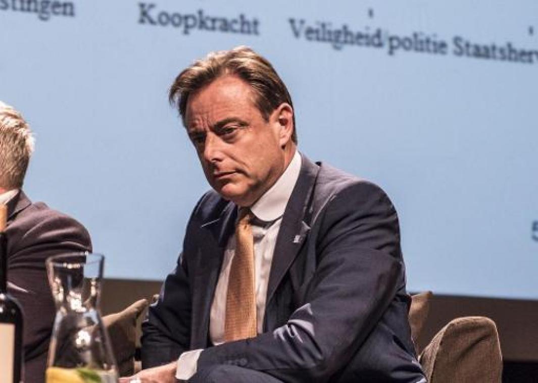 De Wever vraagt duidelijkheid van CD&V, Crevits wil mensen eerst laten stemmen