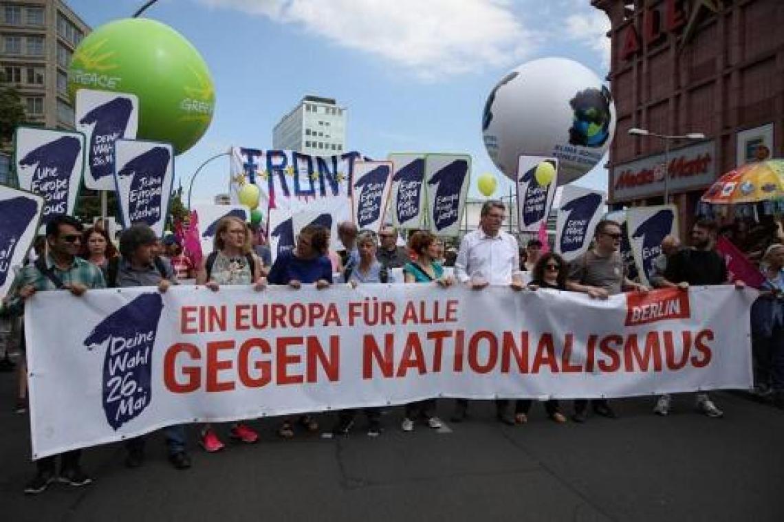 Duizenden Duitsers betogen tegen nationalisme