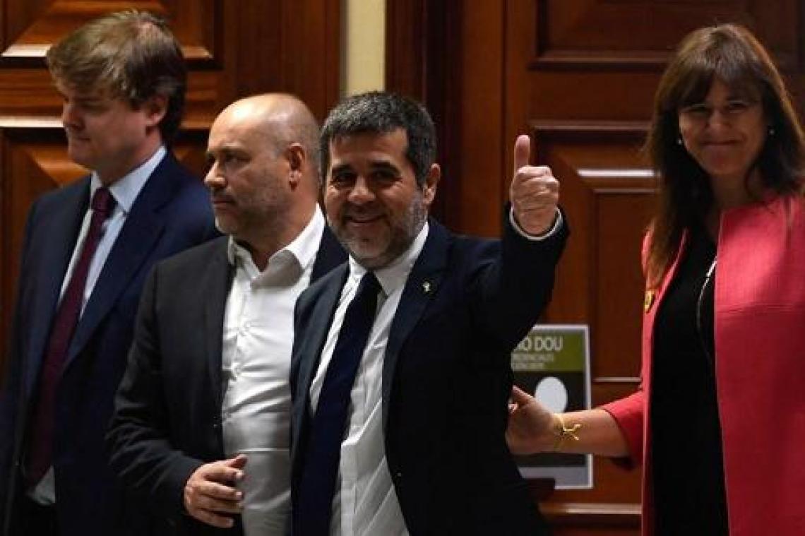 Opgesloten verkozen Catalanen laten zich registreren als parlementslid
