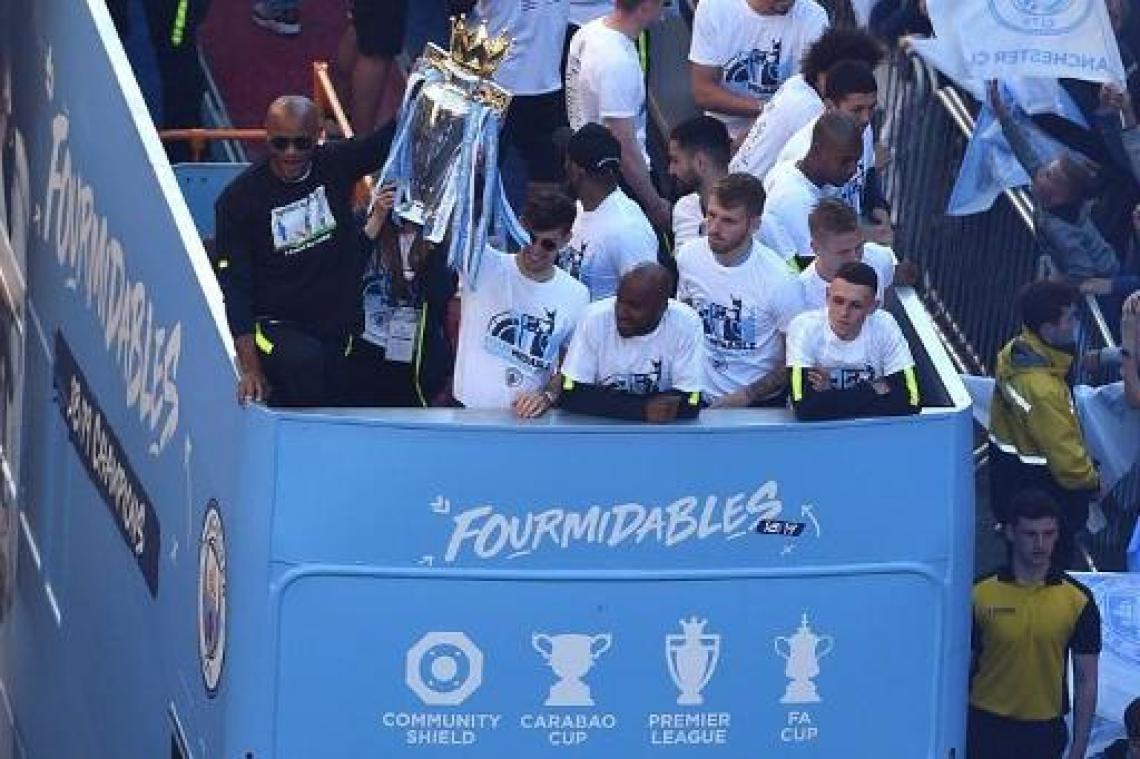 Premier League - Fans zingen Kompany toe bij titelviering Manchester City