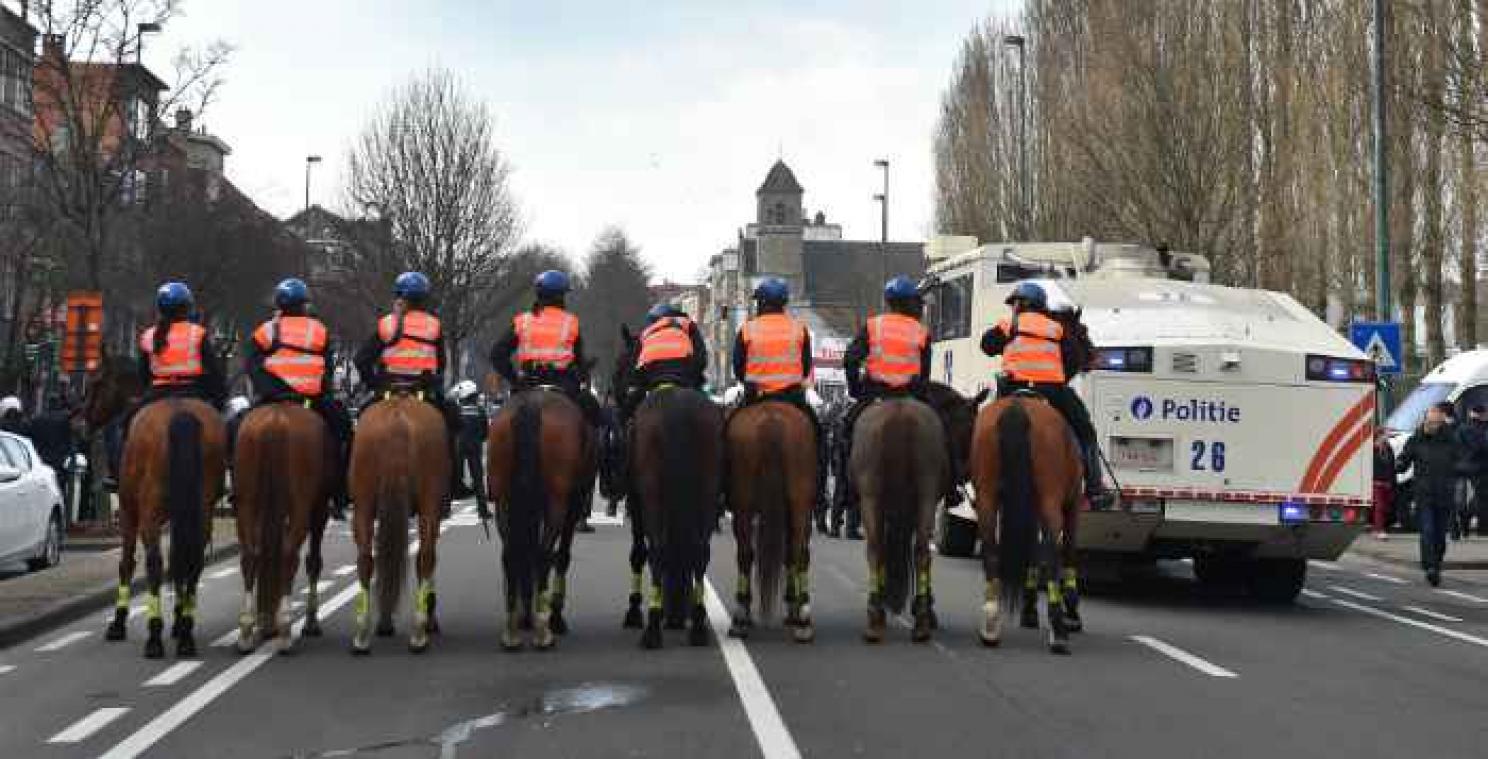 Komt een politie te paard een bar binnen ...