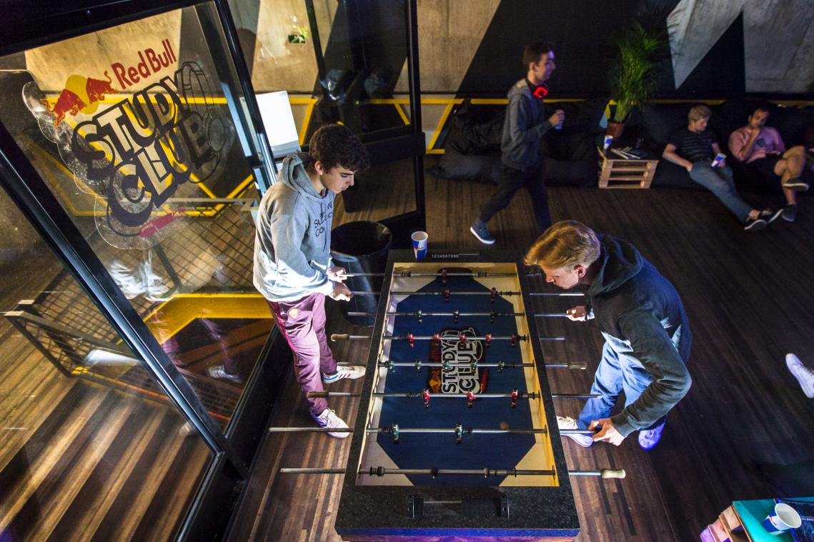 De bibliotheek beu? Studeer eens in een nachtclub